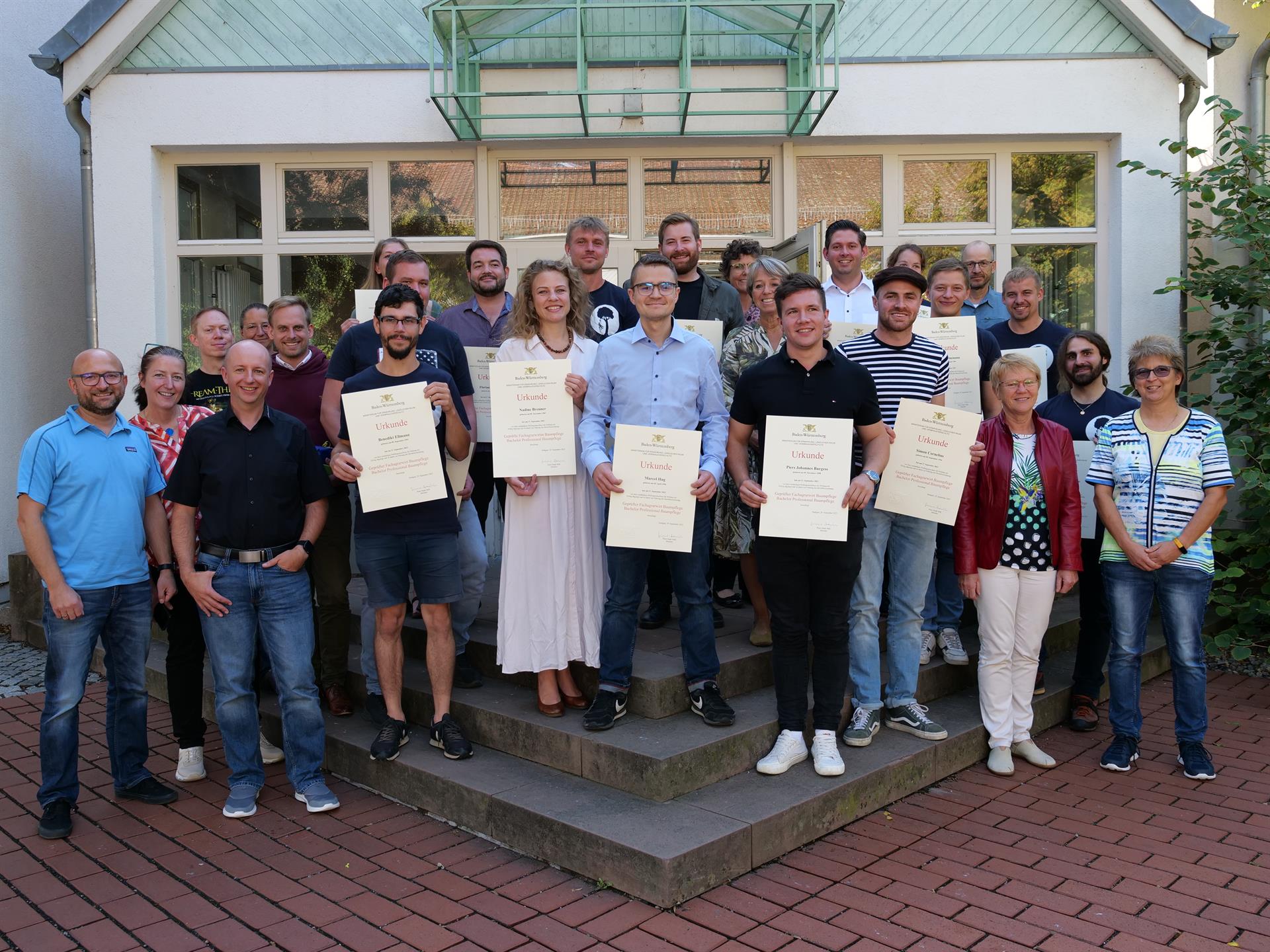 Urkundenübergabe für die neuen Fachagrarwirtinnen und Fachagrarwirte Baumpflege an der LVG Heidelberg 